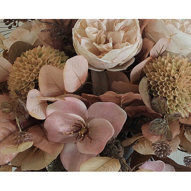 Dirbtinių gėlių kompozicija su rožėmis ir magnolija pilkoje vazoje