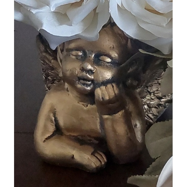 Prabangi dirbtinių gėlių kapų kompozicija cementiniame angelo vazone su baltomis rožėmis ir magnolijomis