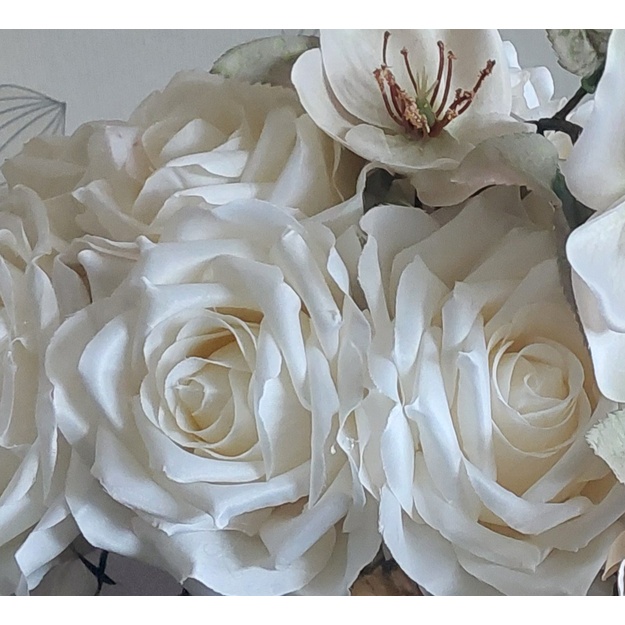 Prabangi dirbtinių gėlių kapų kompozicija cementiniame angelo vazone su baltomis rožėmis ir magnolijomis