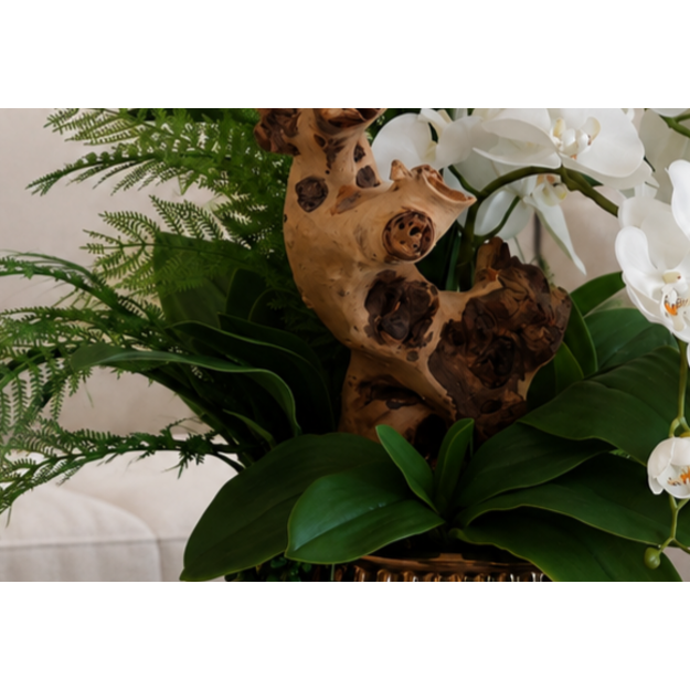 Prabangi dirbtinių baltų orchidėjų kompozicija bronzinėje vazoje su dekoratyvine mediena