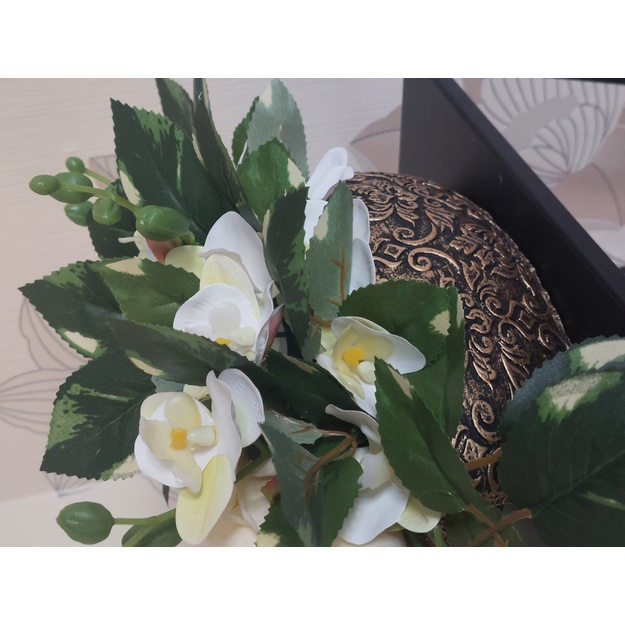 Dirbtinių gėlių kapų kompozicija su baltomis rožėmis ir orchidėjomis – elegantiška puokštė kapams
