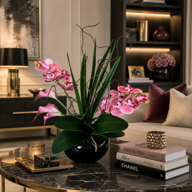 Prabangi dirbtinių orchidėjų ir kalijų kompozicija vazone – moderni interjero dekoracija svetainei