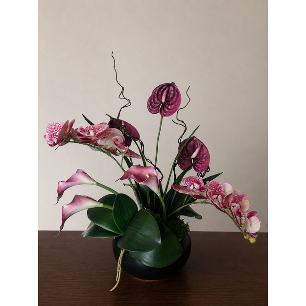 Prabangi dirbtinių orchidėjų ir kalijų kompozicija vazone – moderni interjero dekoracija svetainei