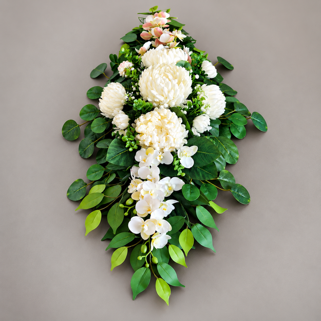 Balta dirbtinių gėlių kapų kompozicija su chrizantemomis ir orchidėjomis 