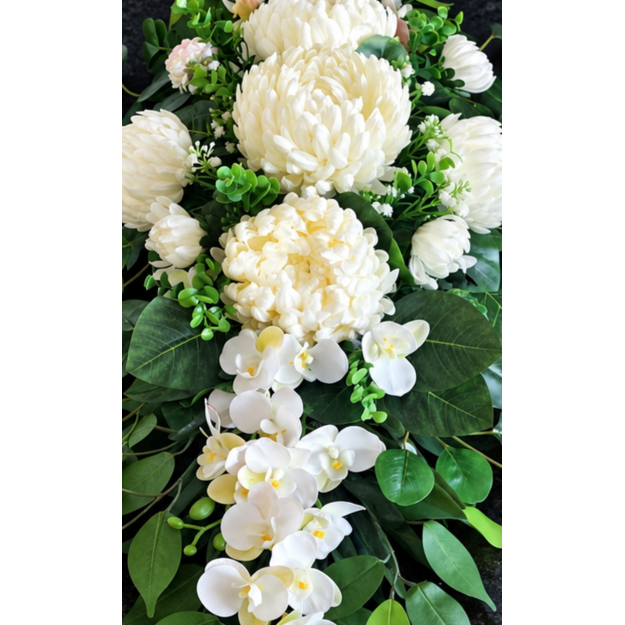 Balta dirbtinių gėlių kapų kompozicija su chrizantemomis ir orchidėjomis 
