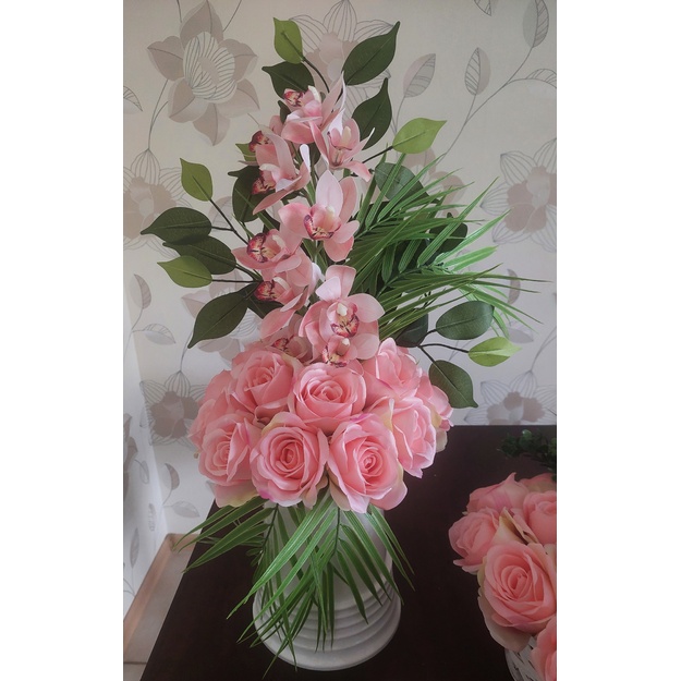 Prabangi dirbtinių rožių ir orchidėjų kapų kompozicija