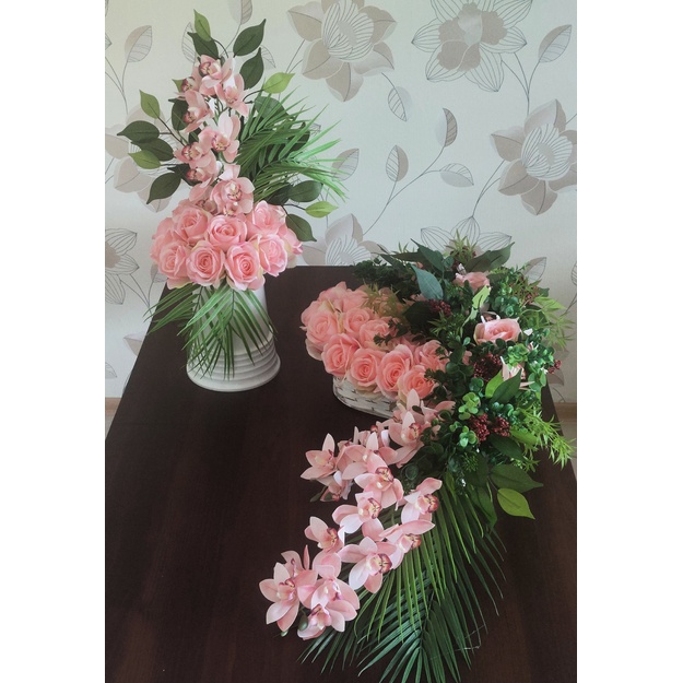 Prabangi dirbtinių rožių ir orchidėjų kapų kompozicija