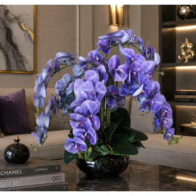„Levandų Kaskada“ – prabangi violetinių orchidėjų kompozicija