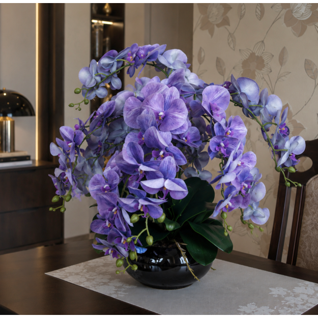 „Levandų Kaskada“ – prabangi violetinių orchidėjų kompozicija
